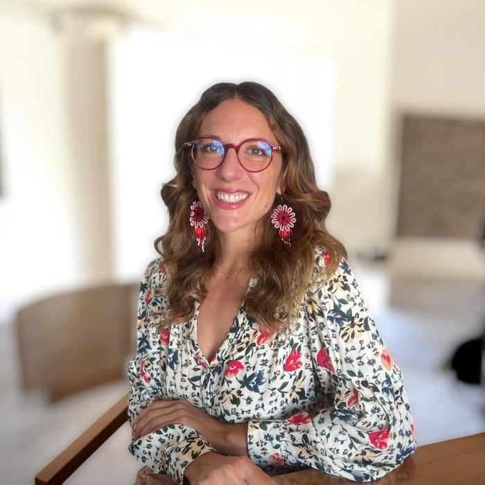 Clémence Grillet, derrière son micro